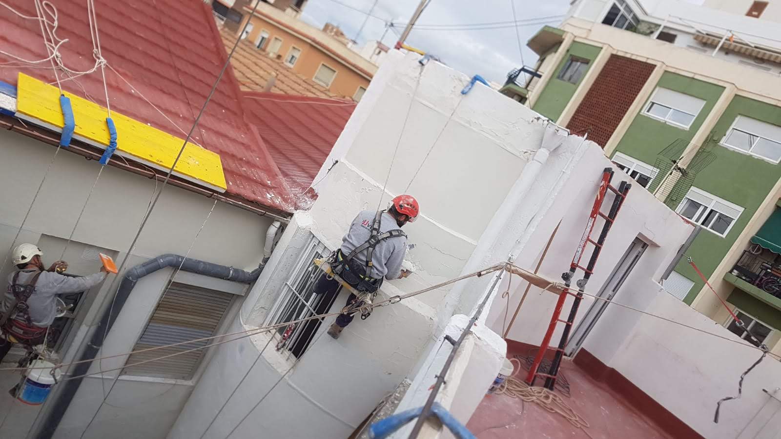 Estado previo a la limpieza de fachadas con manchas de moho y contaminación.